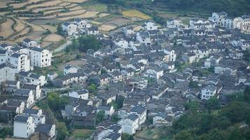 la hermosa vista del pueblo chino tradicional con la arquitectura clásica y árboles verdes frescos como fondo foto