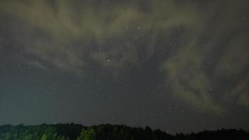 la vista del cielo nocturno oscuro con la vía láctea como fondo foto