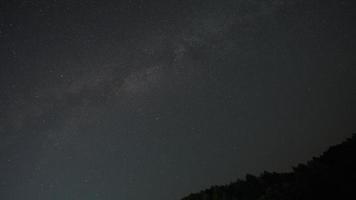 la vista del cielo nocturno oscuro con la vía láctea como fondo foto