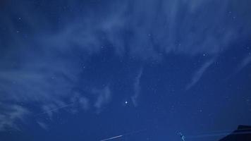 la vista del cielo nocturno oscuro con la vía láctea como fondo foto