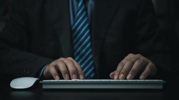 hombre de negocios usando una computadora con teclado en el escritorio. foto