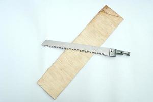 sierra de corte de madera para hacer artesanías sobre un fondo blanco foto