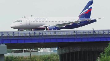 Moscou, Federação Russa 29 de julho de 2021 - Sukhoi superjet 100 95b, ra 89042 de aeroflot taxiando sobre a rodovia sheremetyevskoe. ponte para aeronaves da nova pista para o aeroporto terminal video