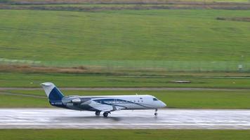 kazan, federación rusa 14 de septiembre de 2020 - jet privado mitsubishi challenger 850 ra 67232 en la pista aumenta la velocidad y despega. aeropuerto internacional de kazán, tatarstán video