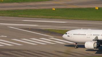 sochi, rusia 30 de julio de 2022 - airbus a330 243, ra 73688 de ifly airlines rodando en el aeropuerto de sochi. vuelo aerolíneas aerolínea chárter rusa video