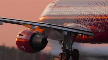 kazan, rusia 05 de agosto de 2022 - airbus a319 111, ra 73205 de rossiya airlines velocidad de despegue al atardecer en el aeropuerto de kazan. aviones comerciales de pasajeros en la pista video