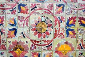 azulejos estampados multicolores con flores, fondo foto