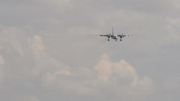 Turboprop nicht erkennbares Flugzeug am Himmel nähert sich zur Landung, Totale. ziviles Passagierflugzeug fliegt am frühen Morgen video