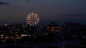 vuurwerk met stadsgezicht nacht licht visie van Novosibirsk horizon Bij schemering tijd video