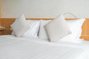 hermosa y cómoda decoración de almohadas en la cama foto
