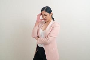 mujer asiática tiene dolor de cabeza foto