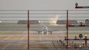 dusseldorf, alemania 23 de julio de 2017 - airbus a320 eurowings despega a la luz del sol desde el aeropuerto de dusseldorf video