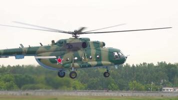 novosibirsk, rusia 10 de junio de 2020 - helicóptero militar mi 8 sobrevuela la pista. aeropuerto de tolmachevo, novosibirsk video