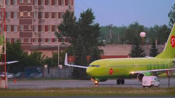 novosibirsk, rússia, 10 de junho de 2020 - boeing 737 of airlines s7 no início da manhã táxi para o terminal do aeroporto após o desembarque video