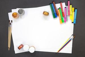 pinturas, pinceles, rotuladores para dibujar con papel blanco. concepto de educación, regreso a la escuela. copie el espacio foto