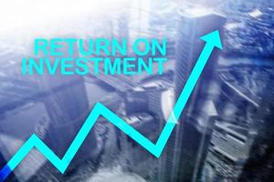 roi - retorno de la inversión. el comercio de acciones y el concepto de crecimiento financiero en el fondo borroso del centro de negocios foto