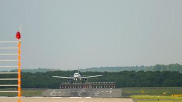 vista da pista no aeroporto de dusseldorf, pouso de aeronaves. avião de passageiros chegando ao aeroporto, vista frontal para pouso video