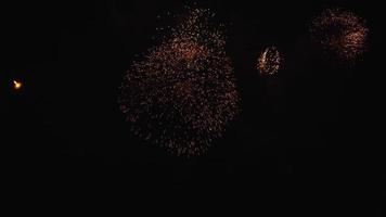detailopname van een groots vuurwerk Scherm. knippert van veelkleurig vuurwerk in de lucht over- de nacht stad. video