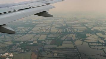 flygplanet som går ner före landning flygplatsen i bangkok, thailand. video