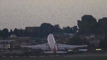 sotchi, russie 29 juillet 2022 - un jumbo jet de russie décolle au-dessus de la mer à l'aéroport de sotchi. concept de tourisme et de voyage aérien video