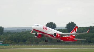 dusseldorf, alemania 23 de julio de 2017 - plano medio, avión de pasajeros airbus a320 de despegue de air berlin en el aeropuerto internacional de dusseldorf. concepto de turismo y viajes video