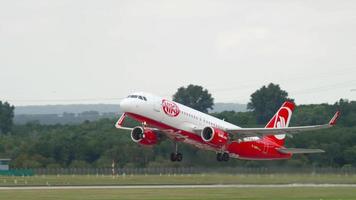 dusseldorf, Duitsland juli 23, 2017 - midden- schot, passagier vlak luchtbus a320 van lucht berlijn uittrekken Bij dusseldorf Internationale luchthaven. toerisme en reizen concept video