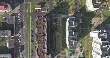vista panorâmica aérea sobre área residencial com arranha-céus video