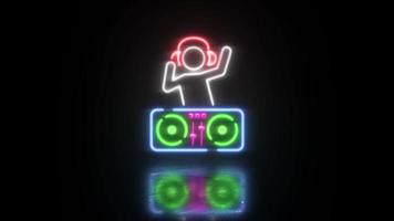 dj disco scherzo neon guidato cartello. musica notte club striscione. riflessione leggero su bagnato strada pavimento marciapiede animazione video