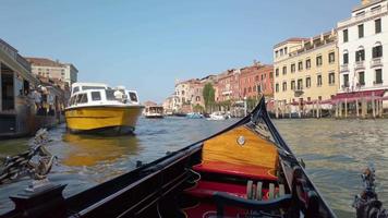 navegando en góndola en venecia video