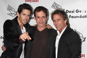 los angeles, 9 de octubre - brandon beemer, christian leblanc y scott reeves llegan a la noche con el beneficio de las estrellas 2010 para la fundación desi geestman en el teatro del mercado del agricultor el 9 de octubre de 2010 en los angeles, ca foto