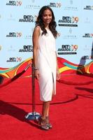 zoe saldana llegando a los premios bet 2009 en el shrine auditorium en los angeles, ca el 28 de junio de 2009 ©2008 kathy hutchins hutchins photo foto