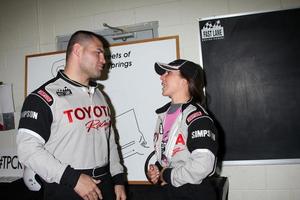 los angeles, 17 de marzo - cain velasquez kate del castillo en la sesion de entrenamiento para la 36a carrera toyota pro celebrity que se llevara a cabo en long beach, ca el 14 de abril de 2012 en el hipódromo de willow springs el 17 de marzo de 2012 en willow springs, ca foto