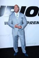 los angeles, 1 de febrero - dwayne johnson en el estreno de avengers age of ultron los angeles en el teatro chino tcl el 1 de abril de 2015 en los angeles, ca foto