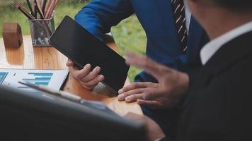 uomo d'affari Lavorando con inteligente Telefono e il computer portatile e digitale tavoletta computer nel ufficio con digitale marketing media nel virtuale icona video