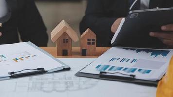 discussão com um agente imobiliário, modelo de casa com agente e cliente discutindo para o contrato de compra, seguro ou empréstimo de imóvel ou propriedade.