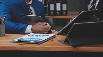 homme d'affaires travaillant avec un téléphone intelligent et un ordinateur portable et une tablette numérique au bureau avec des supports de marketing numérique dans une icône virtuelle video