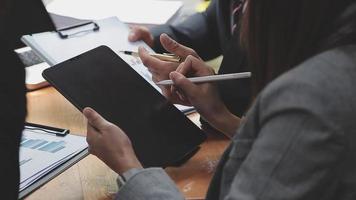 uomo d'affari Lavorando con inteligente Telefono e il computer portatile e digitale tavoletta computer nel ufficio con digitale marketing media nel virtuale icona video