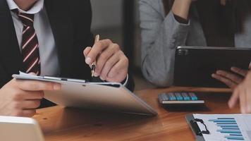 uomo d'affari Lavorando con inteligente Telefono e il computer portatile e digitale tavoletta computer nel ufficio con digitale marketing media nel virtuale icona video