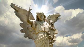 de standbeeld van een engel Aan tijd vervallen wolken - lus video