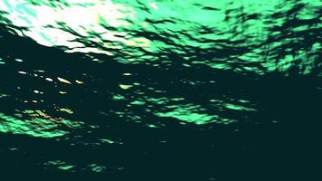 onderwater- licht filters naar beneden door golven van water - lus video