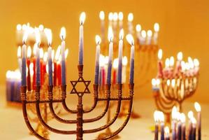 grupo de menorahs encendidos para hanukkah foto