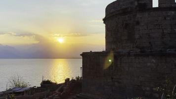 antiek stad in Antalya kalkoen in zonsondergang licht en zee video