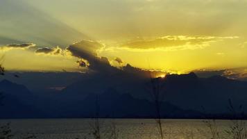 hermosa puesta de sol y mar y un yate turístico video