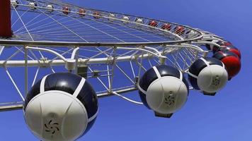 grande roue dans un parc d'attractions video