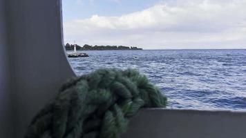 la mer et la corde à l'intérieur du ferry video