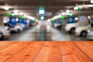 perspectiva de tablero de madera marrón sobre estacionamiento borroso foto