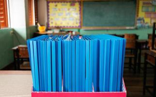 cartera azul en caja roja en el aula foto