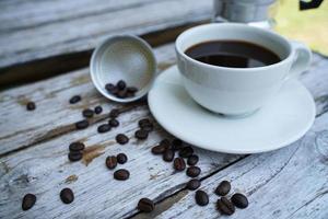 café negro caliente en una taza blanca, el café es una bebida popular en todo el mundo. foto