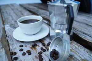 café negro caliente en una taza blanca, el café es una bebida popular en todo el mundo. foto