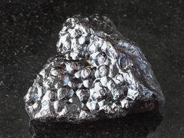 piedra de mineral de riñón de hematita cruda en negro foto